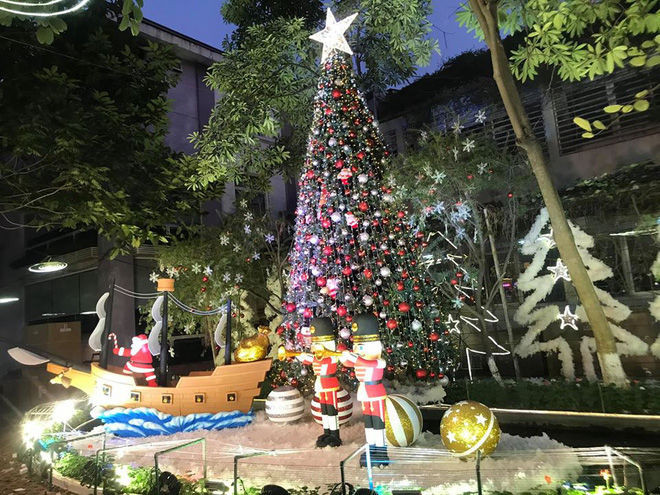 Đại học Thăng Long là một trong số ít các trường cực đầu tư cho việc trang trí Giáng sinh. Bạn có thể tới đây bất kỳ thời điểm nào trong ngày để chụp hình thế nhưng khi vào trường bạn lại cần có thẻ sinh viên.