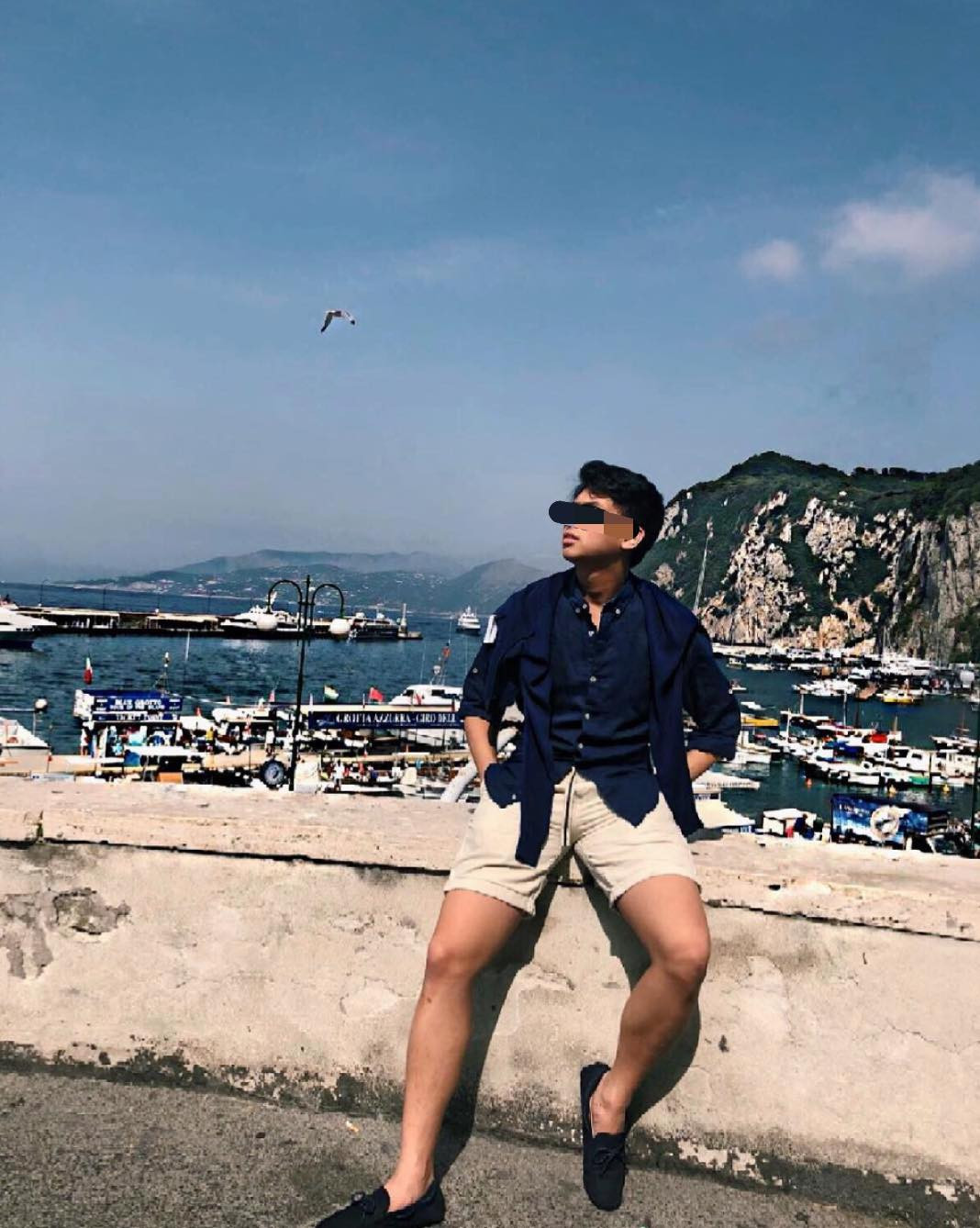 Cũng giống như chị gái "siêu rich kid" của mình, William Hiếu Nguyễn có cơ hội đi du lịch khắp nơi trên thế giới, có mặt tại nhiều địa điểm đắt đỏ.