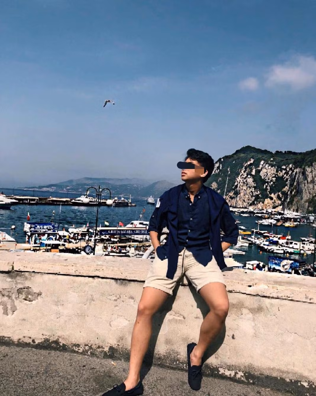 Cũng giống như chị gái "siêu rich kid" của mình, William Hiếu Nguyễn có cơ hội đi du lịch khắp nơi trên thế giới, có mặt tại nhiều địa điểm đắt đỏ.