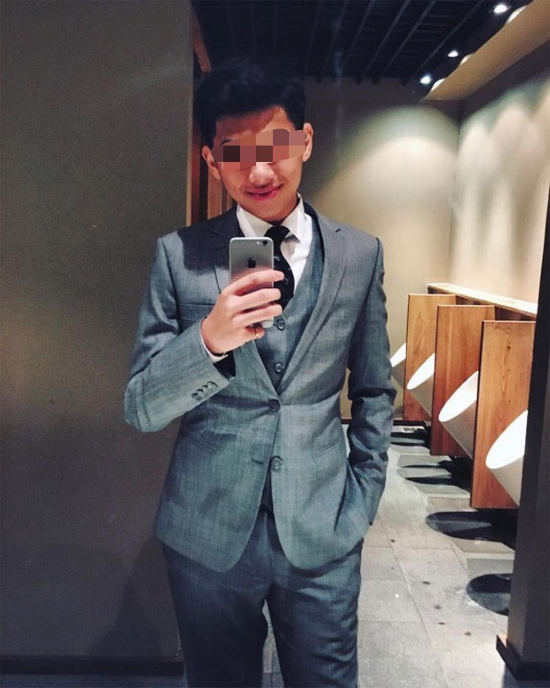 Khác với các anh, chị chăm chỉ đăng tải hình ảnh, cập nhật cuộc sống lên Instagram thì William Hiếu Nguyễn lại khá kín tiếng, một năm chỉ đăng vài bức hình trên mạng xã hội khiến nhiều người không khỏi tò mò về thiếu gia út nhà doanh nhân Jonathan Hạnh Nguyễn .