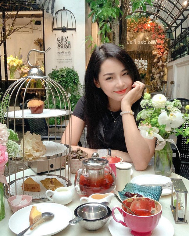 Cô không còn phải đi phục vụ bàn, may đồ thuê mà hiện đã làm quản lý của một thẩm mỹ viện. Thanh Quỳnh cũng gây ấn tượng nhờ phong cách ăn mặc sành điệu, thu hút.