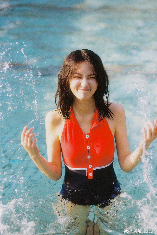 Nỗ lực tạo dựng tên tuổi cho bản thân, Hoàng Xán Xán chăm chỉ tham gia các bộ phim phim như "Girls' Generation", "Spicy Hot In Love" cũng như các dự án quảng cáo. Tuy nhiên sự nghiệp của cô nàng chưa thật sự khởi sắc.