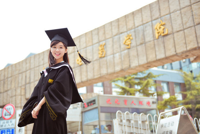 Với nụ cươi tươi, đôi mắt trong sáng, Tống Y Nhân, tốt nghiệp Học viện Điện ảnh Bắc Kinh khóa 2012-2016 nổi tiếng trên mạng xã hội với bộ ảnh "Gửi thời thanh xuân". Cô nàng cũng được biết đến với biệt danh "Nữ thần đồng phục".