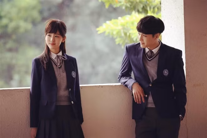 Không được đào tạo chuyên môn nhưng với vẻ ngoài xinh đẹp, hot girl đình đám đã lọt vào "mắt xanh" của nhà sản xuất "Tai trái" - bộ phim do Tô Hữu Bằng làm đạo diễn. Đây là khởi đầu của Trần Đô Linh trong sự nghiệp diễn xuất.