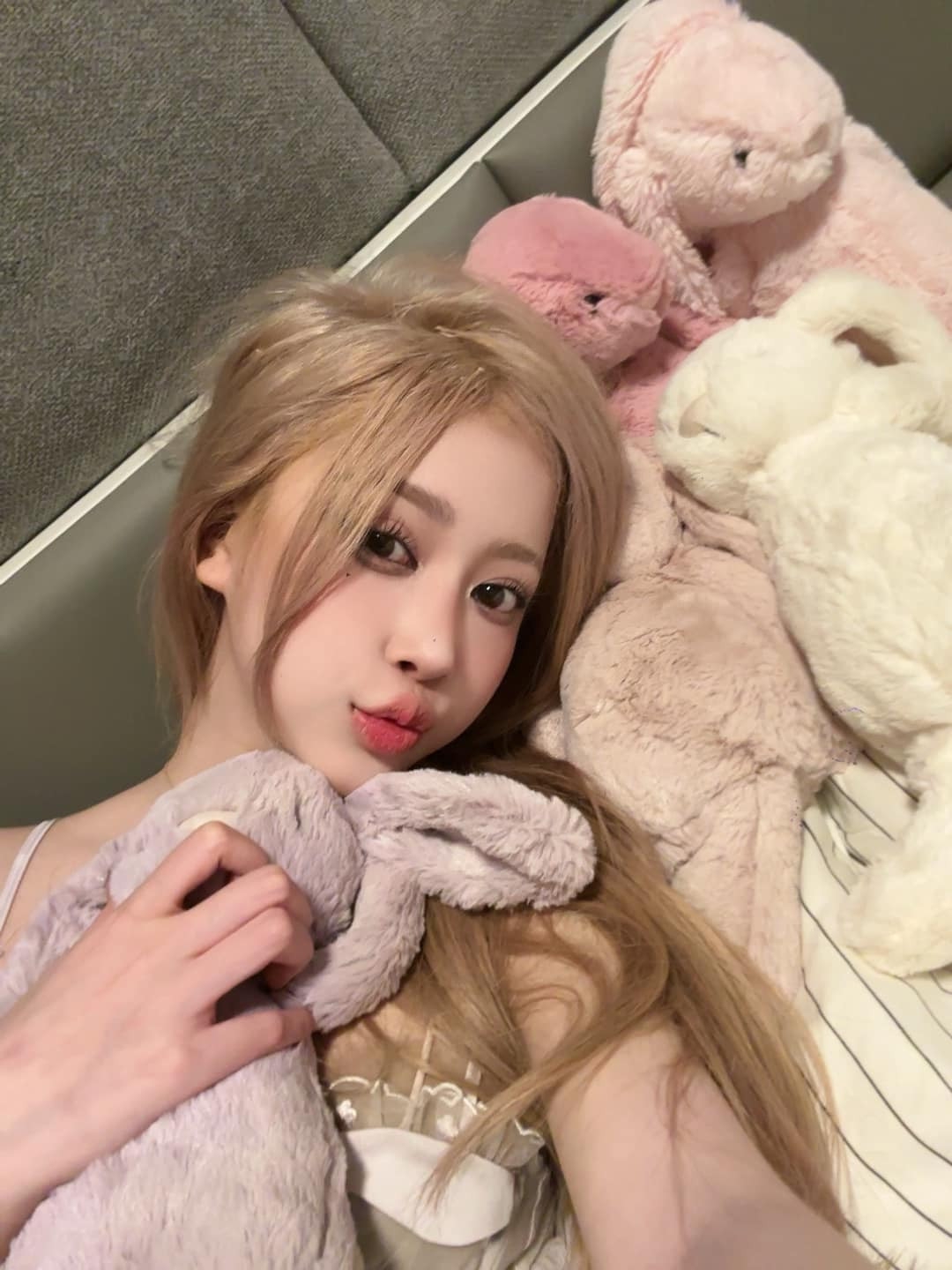 Nhan sắc ngọt ngào hút mắt khiến cô nàng được nhiều nhãn hàng để ý và mời hợp tác.