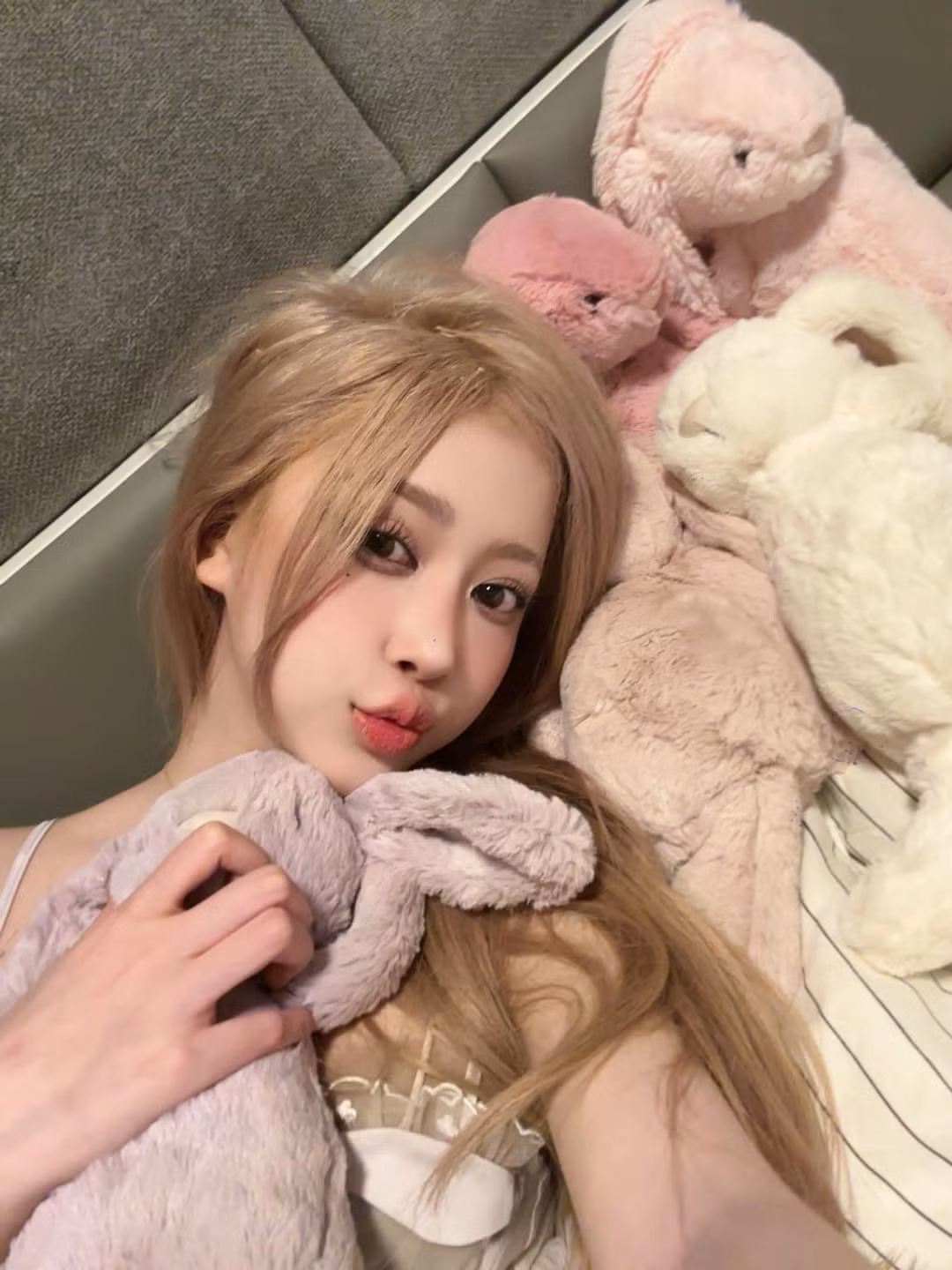 Nhan sắc ngọt ngào hút mắt khiến cô nàng được nhiều nhãn hàng để ý và mời hợp tác.