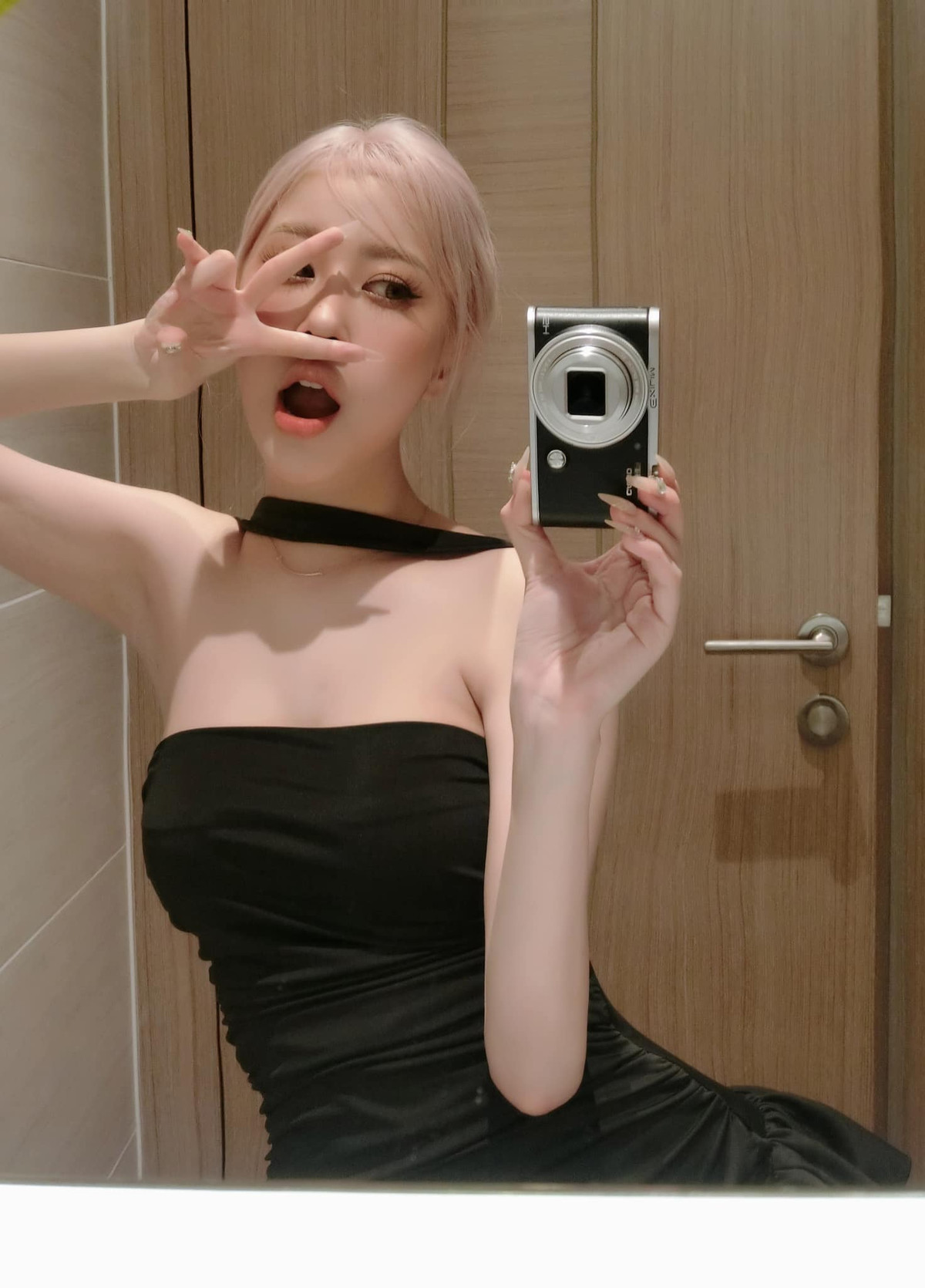 Hiện tại, trang Facebook cá nhân của Huyền Diệu thu hút hơn 300.000 lượt theo dõi.