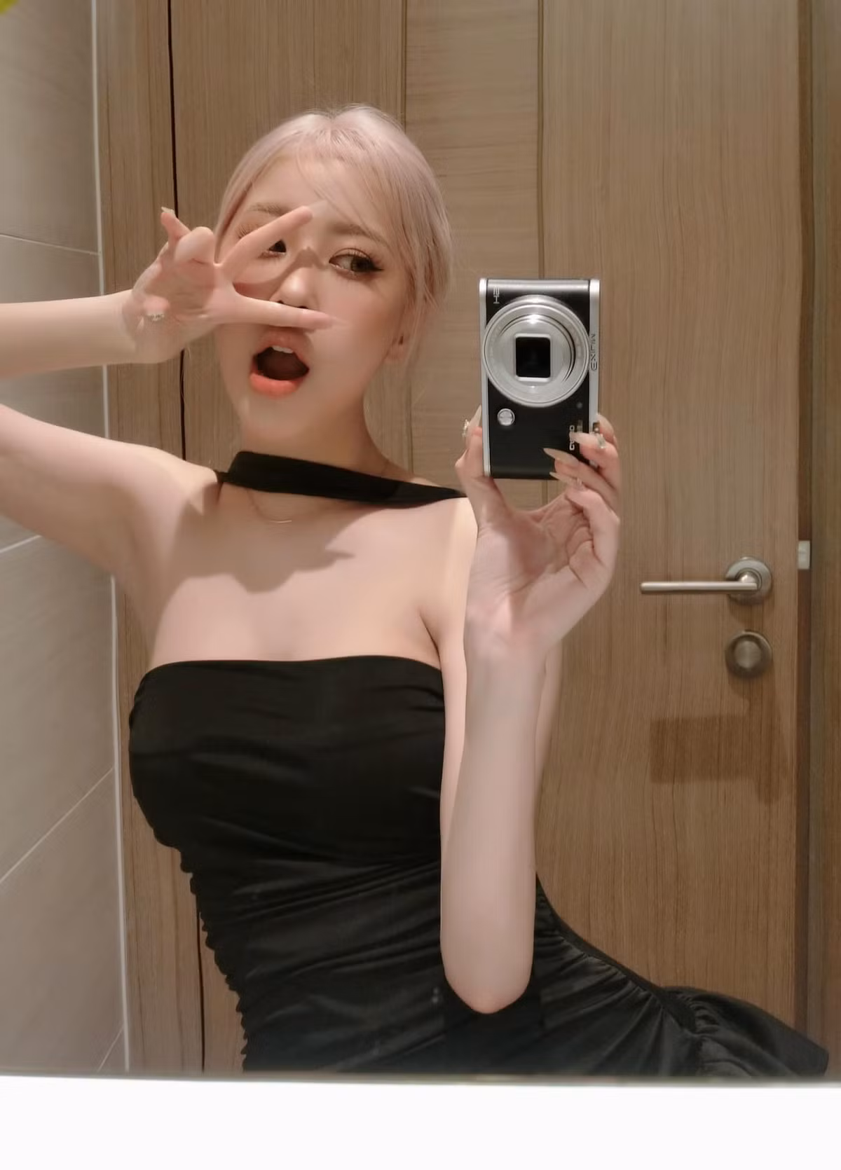 Hiện tại, trang Facebook cá nhân của Huyền Diệu thu hút hơn 300.000 lượt theo dõi.