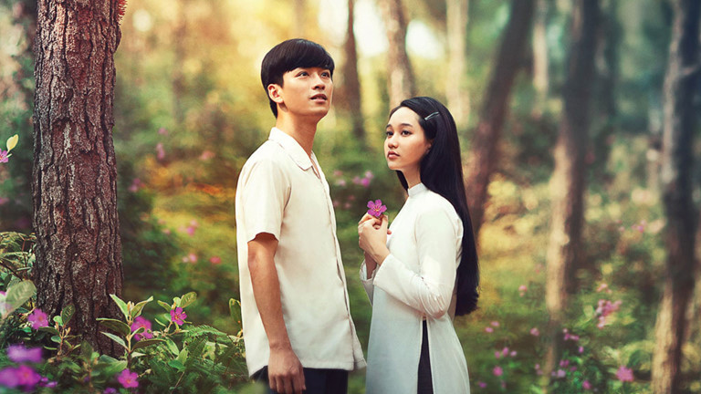 Trong phim "Mắt biếc", hình ảnh rừng sim tím cứ được nhắc đi nhắc lại, là nơi lưu giữ kỷ niệm đẹp thời trong sáng của cả Ngạn và Hà Lan. Chính vì khung cảnh quá đẹp nên nhiều người không biết bối cảnh này là ở đâu.