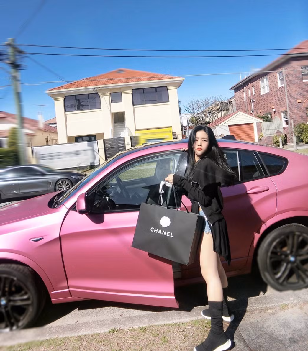 Là một tín đồ hàng hiệu, Ông Thoại Liên sở hữu món đồ đắt tiền từ những thương hiệu nổi danh như Dior, Gucci, Chanel...