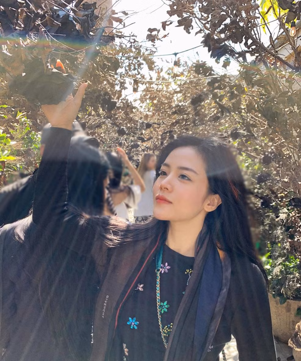 Dù đã chạm ngưỡng 30 nhưng nhan sắc của Ông Thoại Liên vẫn trẻ trung như thiếu nữ đôi mươi. Cô nàng cũng chưa bao giờ công khai bạn trai khiến người hâm mộ rất tò mò, bạn trai của "nữ thần" này không biết phải xuất sắc đến mức độ nào mới có thể "cưa đổ" cô nàng.