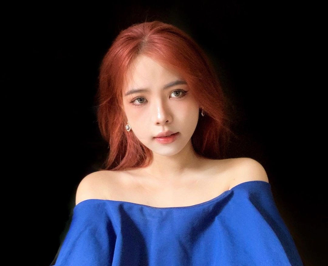 Cô nàng sở hữu gương mặ thanh tú, phong cách ăn mặc trẻ trung.