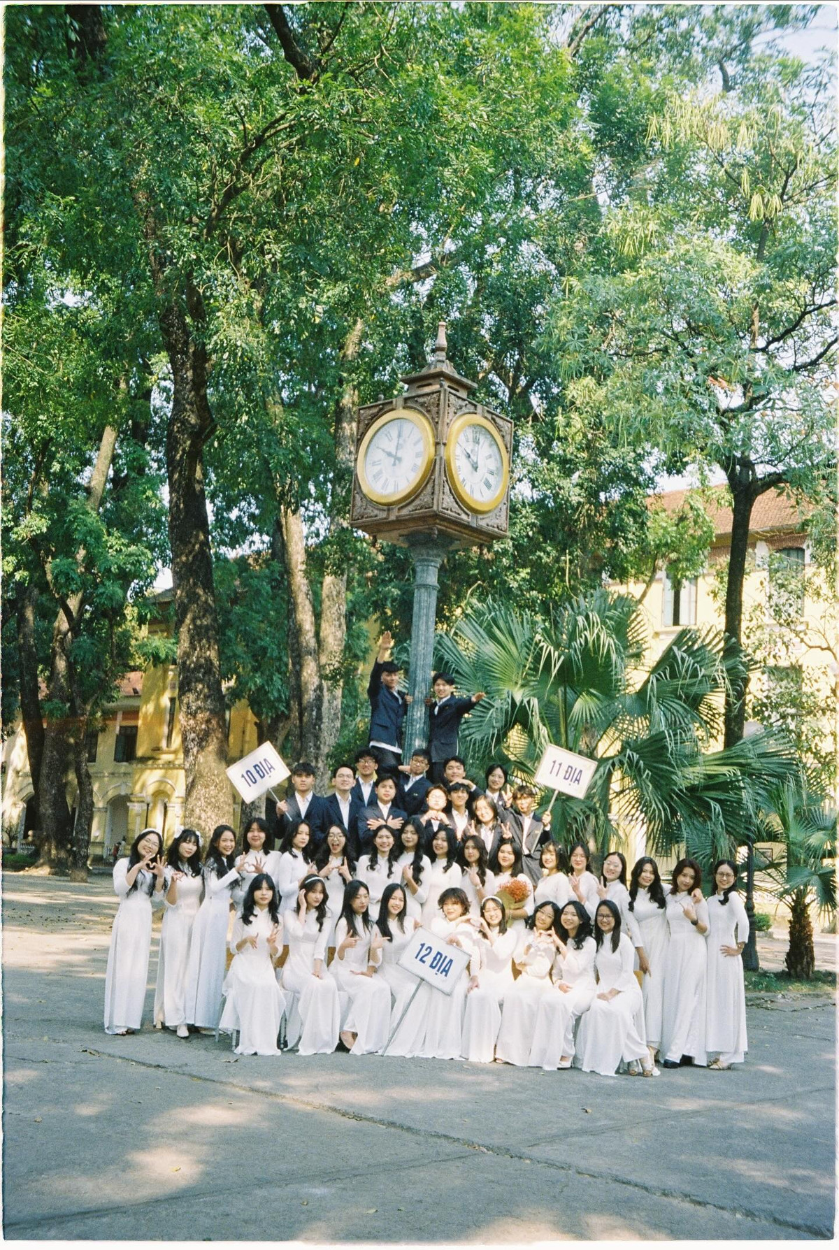 Minh là cựu học sinh lớp chuyên Địa lý, trường THPT Chu Văn An - ngôi trường mang tên nhà giáo vĩ đại của dân tộc. Đây cũng là ngôi trường có truyền thống hiếu học nổi tiếng khắp cả nước.