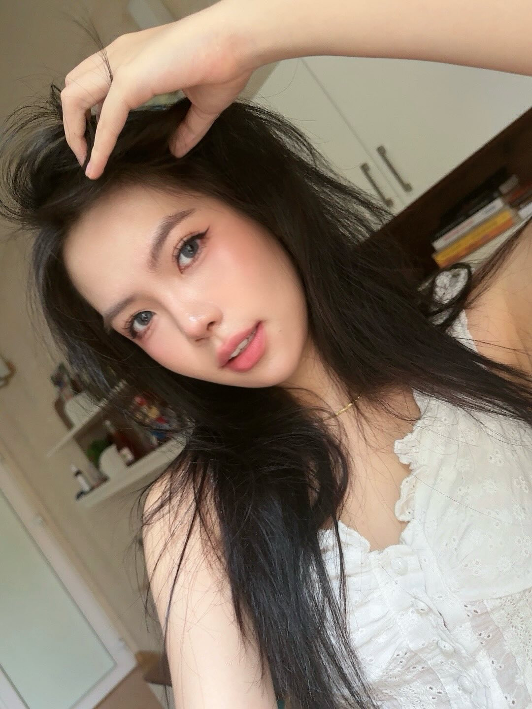 Suốt ba năm THPT, nữ sinh duy trì điểm trung bình trên 9. Em cũng được thầy cô ủng hộ, viết thư giới thiệu. Vì thế trong một năm, Minh tập trung tự học tiếng Trung, đạt chứng chỉ HSK cấp 6.