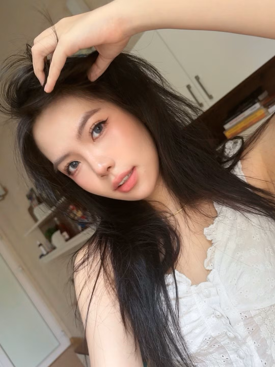 Suốt ba năm THPT, nữ sinh duy trì điểm trung bình trên 9. Em cũng được thầy cô ủng hộ, viết thư giới thiệu. Vì thế trong một năm, Minh tập trung tự học tiếng Trung, đạt chứng chỉ HSK cấp 6.