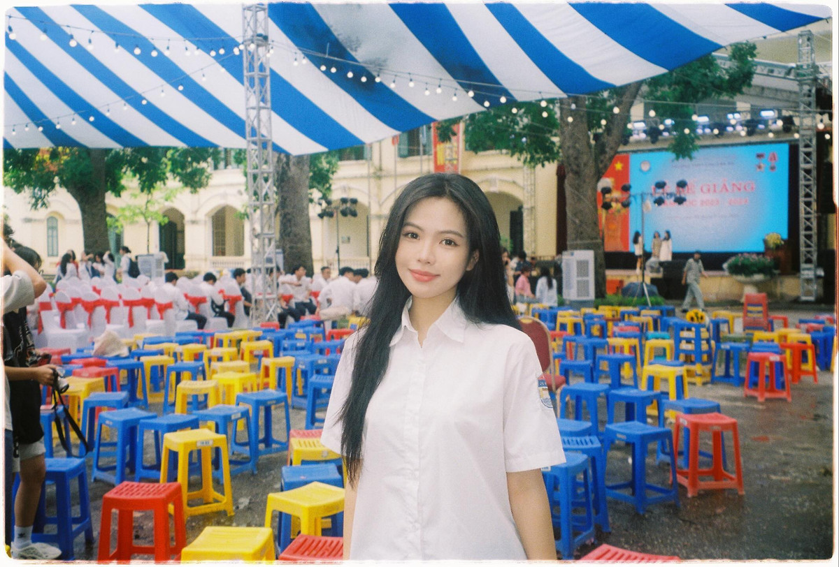 Ngày học cấp ba, ngoài tiếng Anh, Minh học thêm tiếng Trung. Thấy hứng thú, năm lớp 11, nữ sinh nghĩ đến du học ở đất nước này, mục tiêu là vào Đại học Thanh Hoa. Tuy vậy, khi lên lớp 12, vì muốn học cùng nhóm bạn thân, nữ sinh nộp và trúng tuyển ngành Kinh tế của Đại học Sydney, Australia. Trường thuộc top 20 đại học tốt nhất thế giới, theo QS 2025.