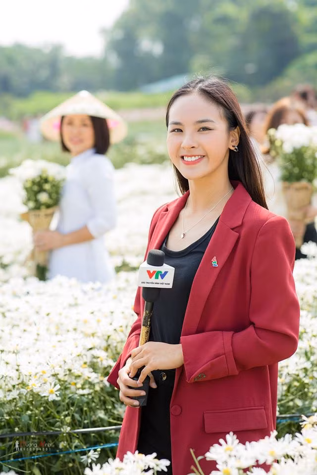 Nguyễn Thị Quỳnh Nga (sinh năm 1995) đăng quang Á khôi Sinh viên Việt Nam 2017. Khi đó, cô đang là sinh viên trường Đại học Ngoại thương, chuyên ngành Kinh tế đối ngoại. Trước cuộc thi Hoa khôi sinh viên, Nga từng đoạt giải Hoa khôi Tài năng của Duyên dáng Ngoại thương 2015.