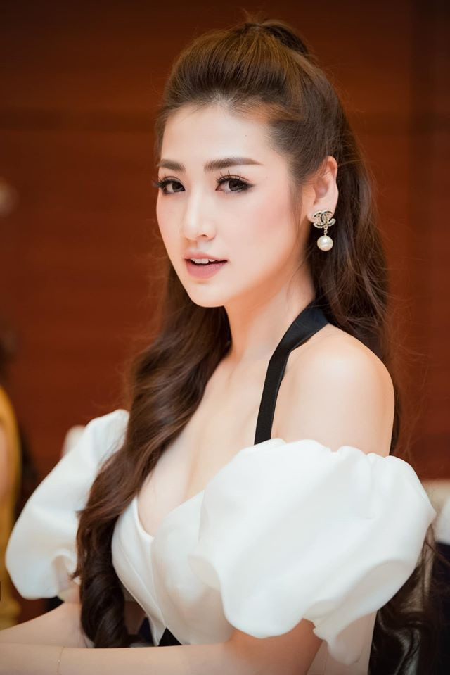 Năm 2016, Tú Anh lần đần tiên lên sóng dẫn bản tin Tài chính tiêu dùng của VTV24. Trong khoảng thời gian thực tập, cô nhận được sự giúp đỡ từ biên tập viên Ngọc Trinh. Sau khi tốt nghiệp đại học, Tú Anh cho biết trở thành biên tập viên truyền hình là định hướng sự nghiệp lâu dài của cô.