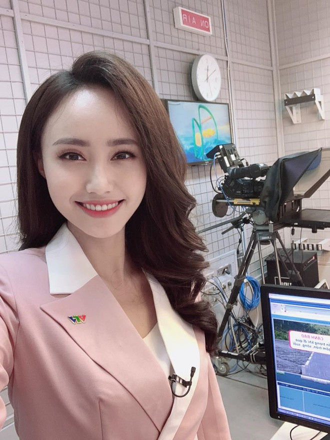 Không chỉ là người dẫn chương trình, Xuân Anh từng là vũ công chuyên nghiệp. Cô là thành viên vũ đoàn GlamourX, dancer của nhóm nhảy LYNT. Tại VTV, 9X nhiều lần tham gia các cuộc thi văn nghệ và luôn thu hút sự chú ý với các tiết mục nhảy hiện đại.