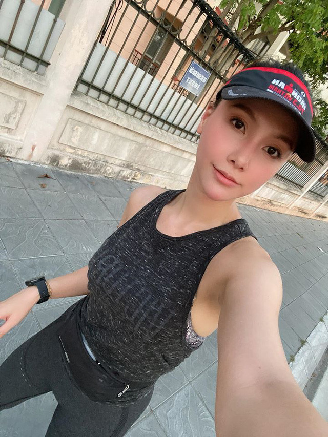 Minh Hà luôn đặt mục tiêu tập luyện nghiêm với mình, có những ngày cô chạy được gần 6km trong khoảng thời gian là 40 phút, sau đó cô cũng không ngại chia sẻ khuôn mặt mộc sau khi tập thể thao lên trang cá nhân.