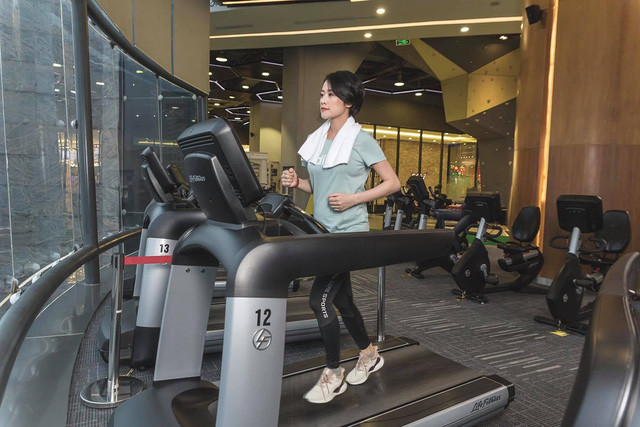 Để lấy lại vóc dáng, Phí Linh cũng dành thời gian để đến phòng tập cùng huấn luyện viên riêng.