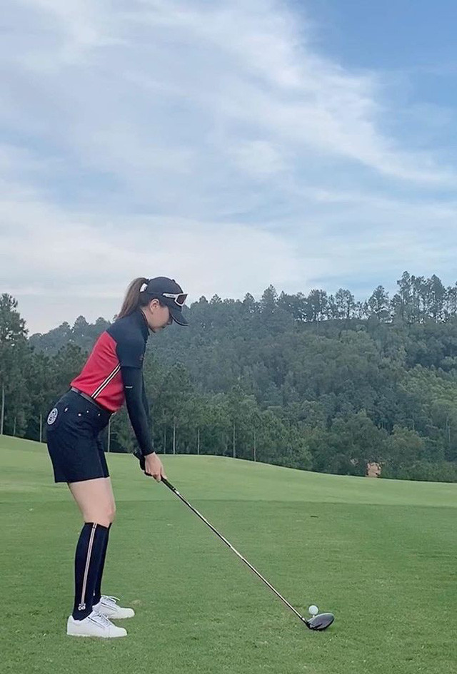  Nữ MC VTV của Cuộc sống thường ngày - Mai Ngọc là một điển hình của việc chăm chỉ nâng cao sức khoẻ bản thân. Cô gái này đã lựa chọn gym và mới đây nhất là bộ môn golf.