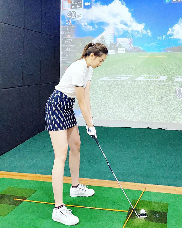 Ngoài gym, nữ MC xinh đẹp này còn tập golf được một thời gian cùng với thầy dạy Hàn Quốc, kỹ năng bộ môn này của cô đã tăng lên đáng kể.