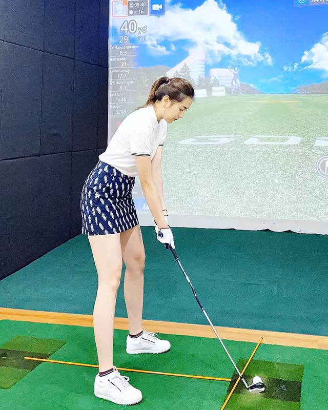 Ngoài gym, nữ MC xinh đẹp này còn tập golf được một thời gian cùng với thầy dạy Hàn Quốc, kỹ năng bộ môn này của cô đã tăng lên đáng kể.