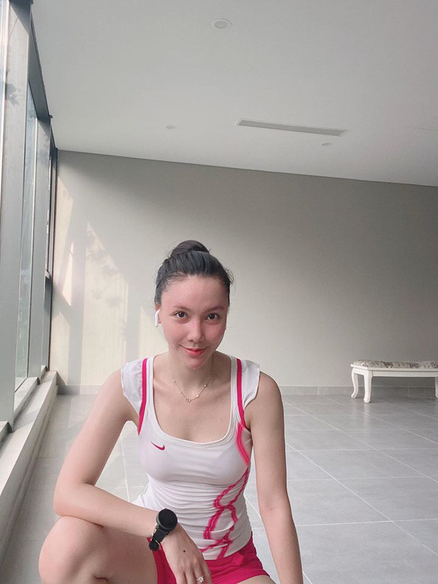 Vốn được biết đến là một MC VTV có khuôn mặt đẹp, nhưng hiện giờ cô nàng này còn khiến khán giả ấn tượng khi còn sở hữu thân hình đẹp và khoẻ khoắn.