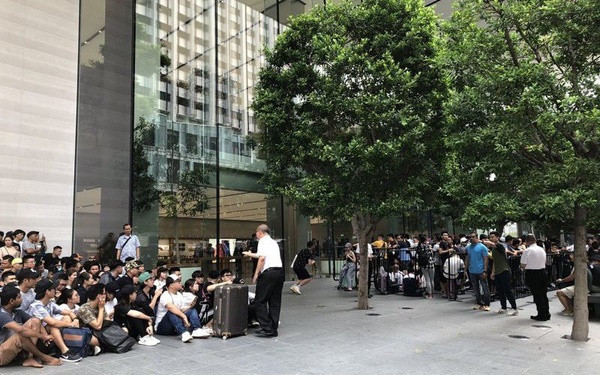 Khi được bán chính hãng tại thị trường Việt Nam, giá của iPhone 11 Pro sẽ dao động trong khoảng từ 30,99 triệu (bản 64GB) cho đến 40,99 triệu đồng (bản 512GB).