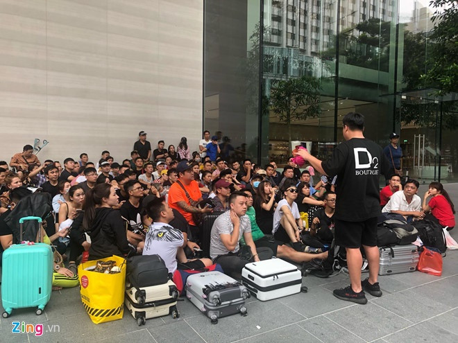Apple quy định mỗi khách chỉ được mua tối đa 2 chiếc iPhone. Những người xếp hàng thuê phải có sẵn hộ chiếu, có sức khỏe và kiên trì vì việc giữ chỗ kéo dài ít nhất 1 ngày đêm khá vất vả. 