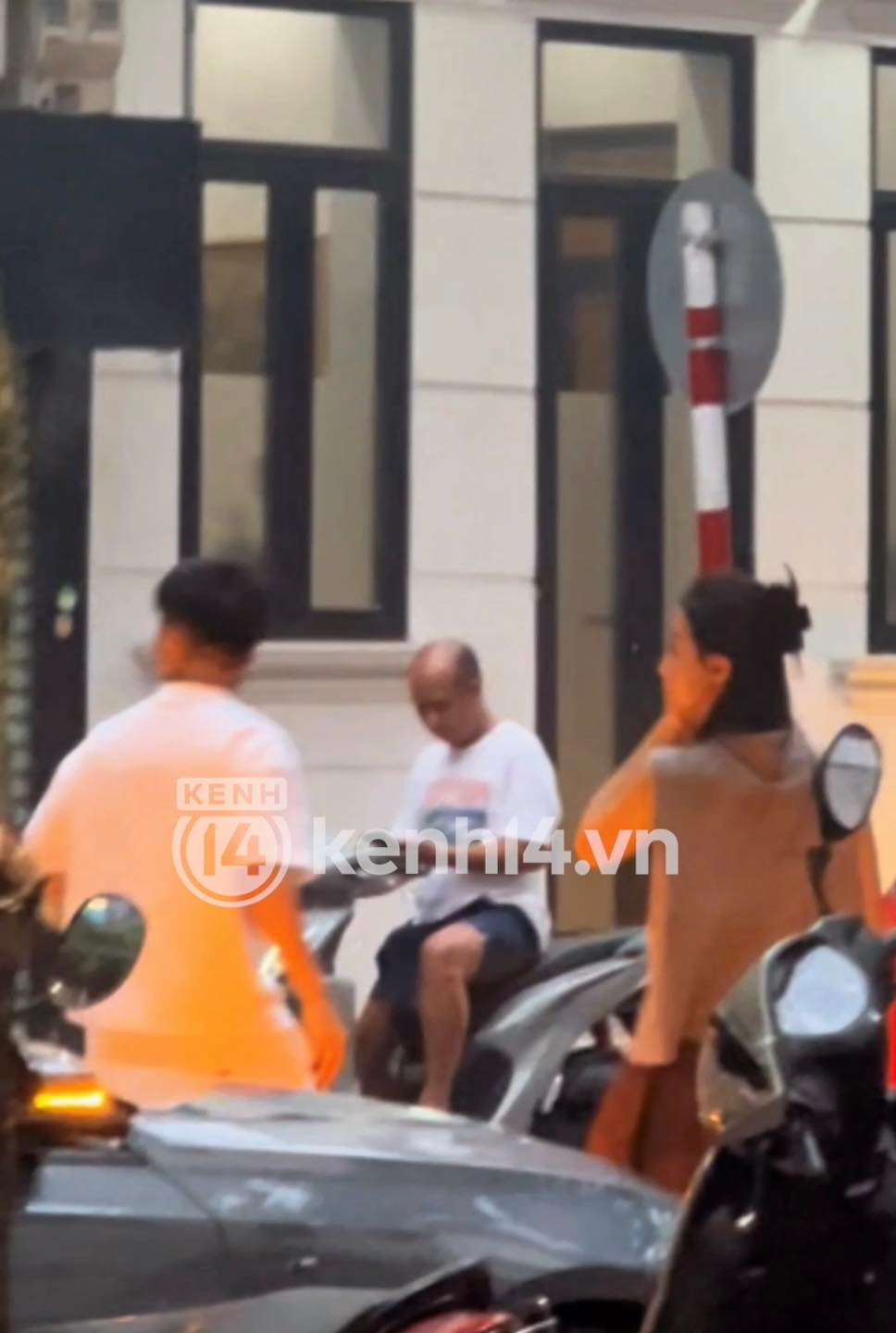 Tuy nhiên, mới đây chị gái Kiều Ly Phạm của Nga Anh - cô gái được netizen tìm ra là người tay trong tay với chồng cũ MC Mai Ngọc đã đính chính hộ chính chủ. Trước những thông tin nghi ngờ em gái mình là tiểu tam, Kiều Ly khẳng định không có chuyện đó.