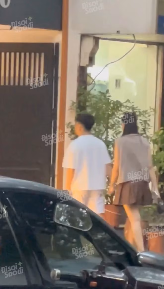 Sau khi bị bắt dính đang hẹn hò với 1 cô gái khác sau chỉ hơn 1 tháng công bố ly hôn, chồng cũ Mai Ngọc vẫn chưa lên tiếng, cô gái trong đoạn video cũng giữ im lặng.