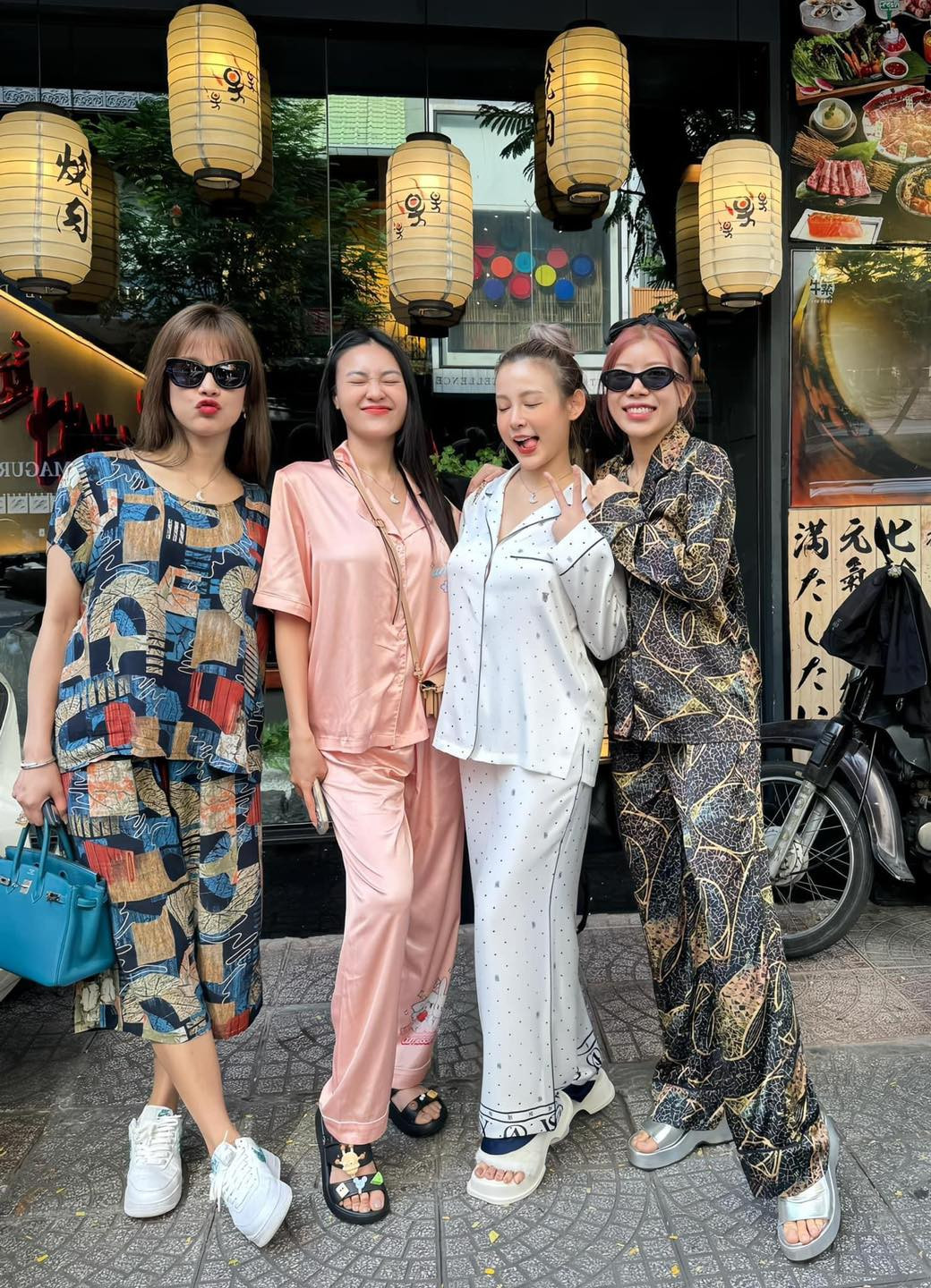 Huyền Baby vừa đăng tải loạt ảnh cô cùng hội chị em "đạp gió rẽ sóng" hẹn nhau đi ăn. Tuy nhiên thay vì ăn mặc sang chảnh như vẫn thường thấy, thì hội chị em này lại ăn mặc theo phong cách "ai mặc đẹp người nấy trả tiền".