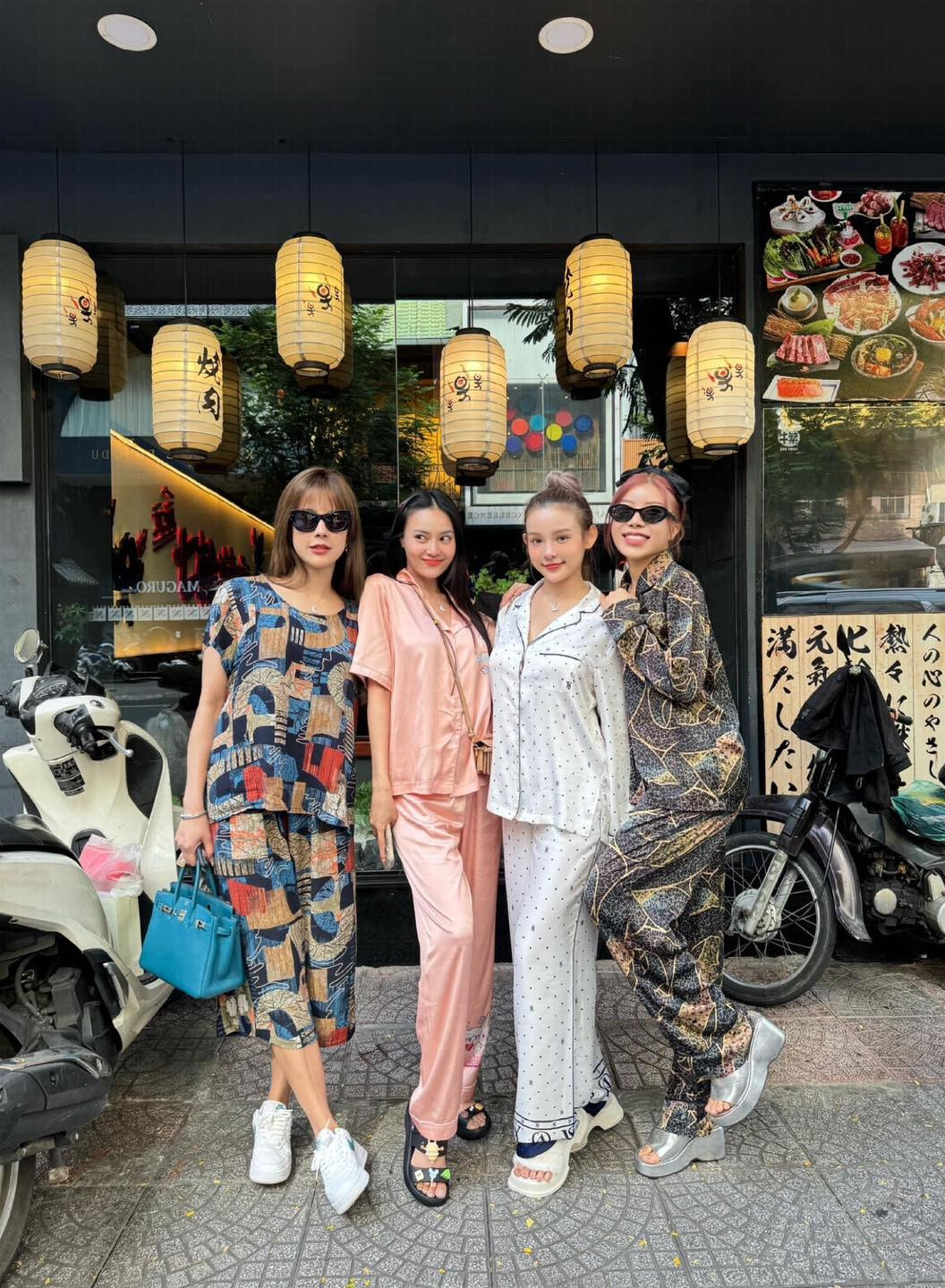 Cả 4 "chị đẹp" người thì mặc đồ ngủ đi dép lê, người đi mặc đồ ở nhà như của các bà, các mẹ.