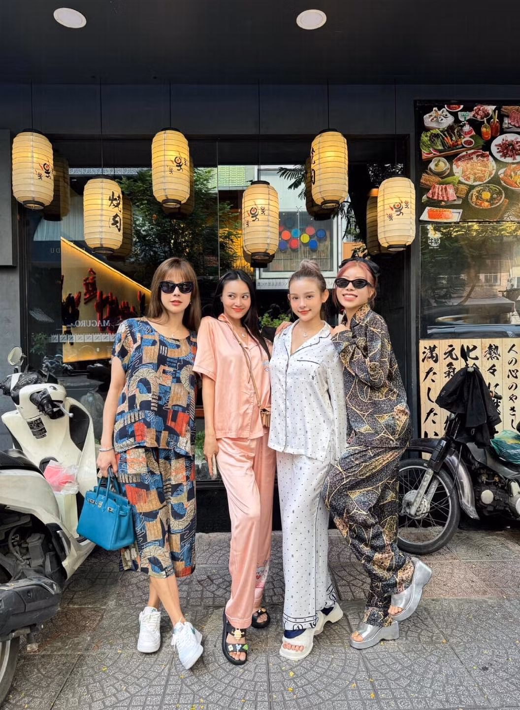 Cả 4 "chị đẹp" người thì mặc đồ ngủ đi dép lê, người đi mặc đồ ở nhà như của các bà, các mẹ.