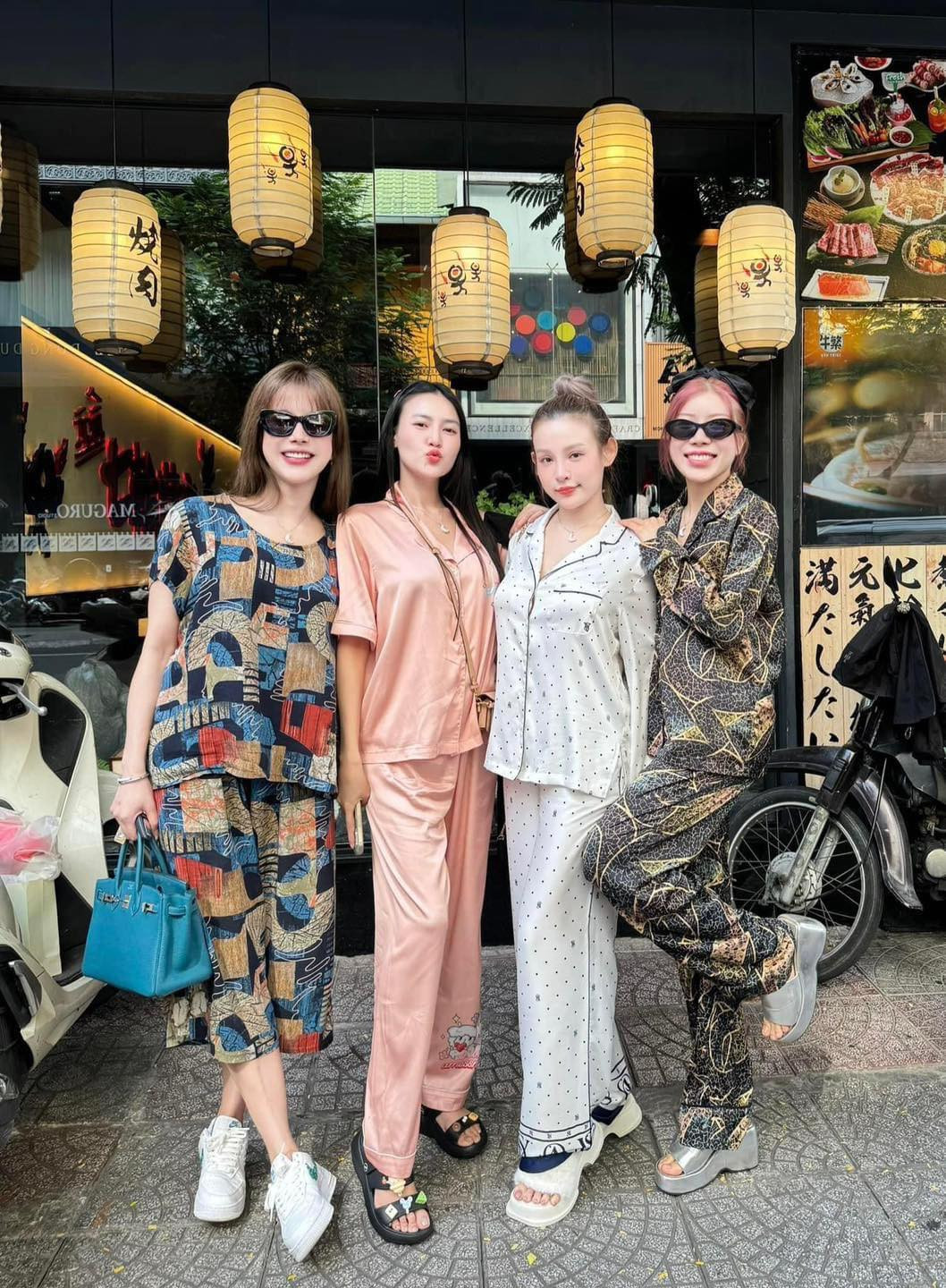 Sự thoải mái của hội chị em khiến fan của cả 4 phải bật cười. Được biết "ai mặc đẹp người đó trả tiền" đang là trend khá hot trên nền nàng Tiktok và được rất nhiều bạn trẻ hưởng ứng.