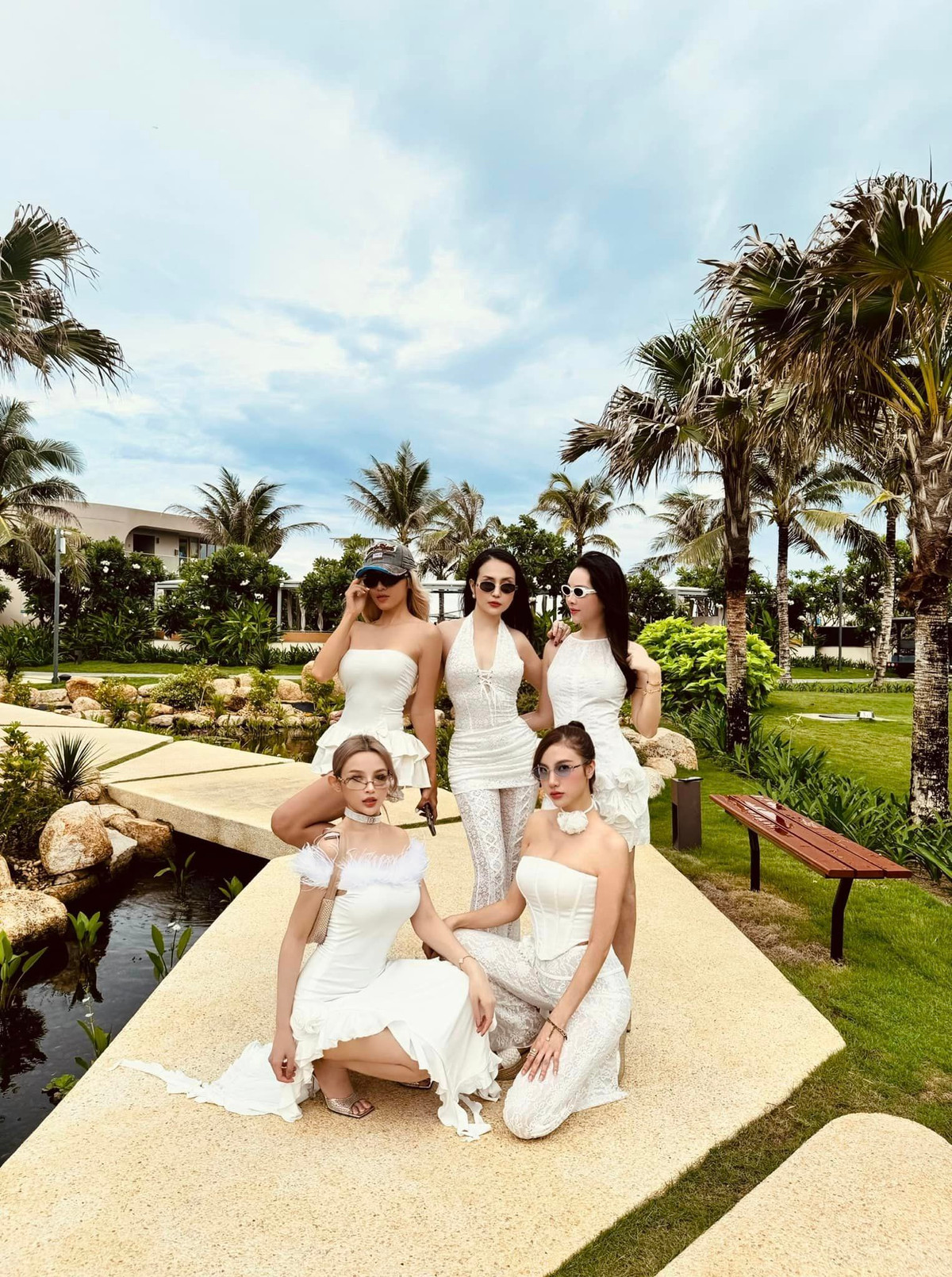 Ngoài ra, hội chị em cũng dành thời gian, sắp xếp lịch trình để cùng nhau đi diễn, xuất hiện tại nhiều sân khấu khác nhau.