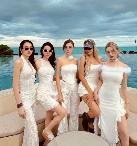 Sau khi kết thúc chương trình "Chị đẹp đạp gió rẽ sóng", nhóm nhạc Lunas được thành lập, hội "chị đẹp" vẫn luôn thể hiện sự thân thiết.