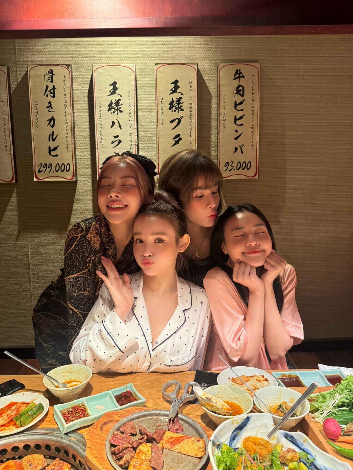 Nhiều người đã để lại bình luận: "Có mặc thế nào cũng chả thể dìm được nhan sắc của hội này nhé, ai cũng xinh", "mặc đồ ngủ thôi mà cũng khí chất quá trời, đúng là hội phú bà có khác", "đi ăn sang chảnh nhưng mặc đồ ngủ, lại còn là người nổi tiếng, lầy lội thế này ai làm lại mấy bà".