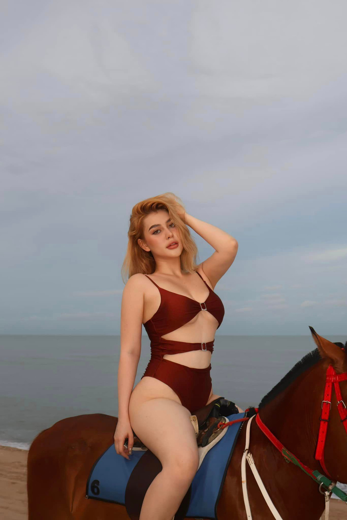 Tuy nhiên, nhìn những hình ảnh mới nhất của Sunna, nhiều người vẫn phải xuýt xoa vì dù có thu nhỏ vòng 1 bớt đi rồi nhưng cô nàng vẫn vô cùng quyến rũ: "Trời ơi người ta thì phải thu nhỏ ngực, còn mình thì... Đúng là người cần không có, người có không cần", "mê cái dáng này quá đi thôi".