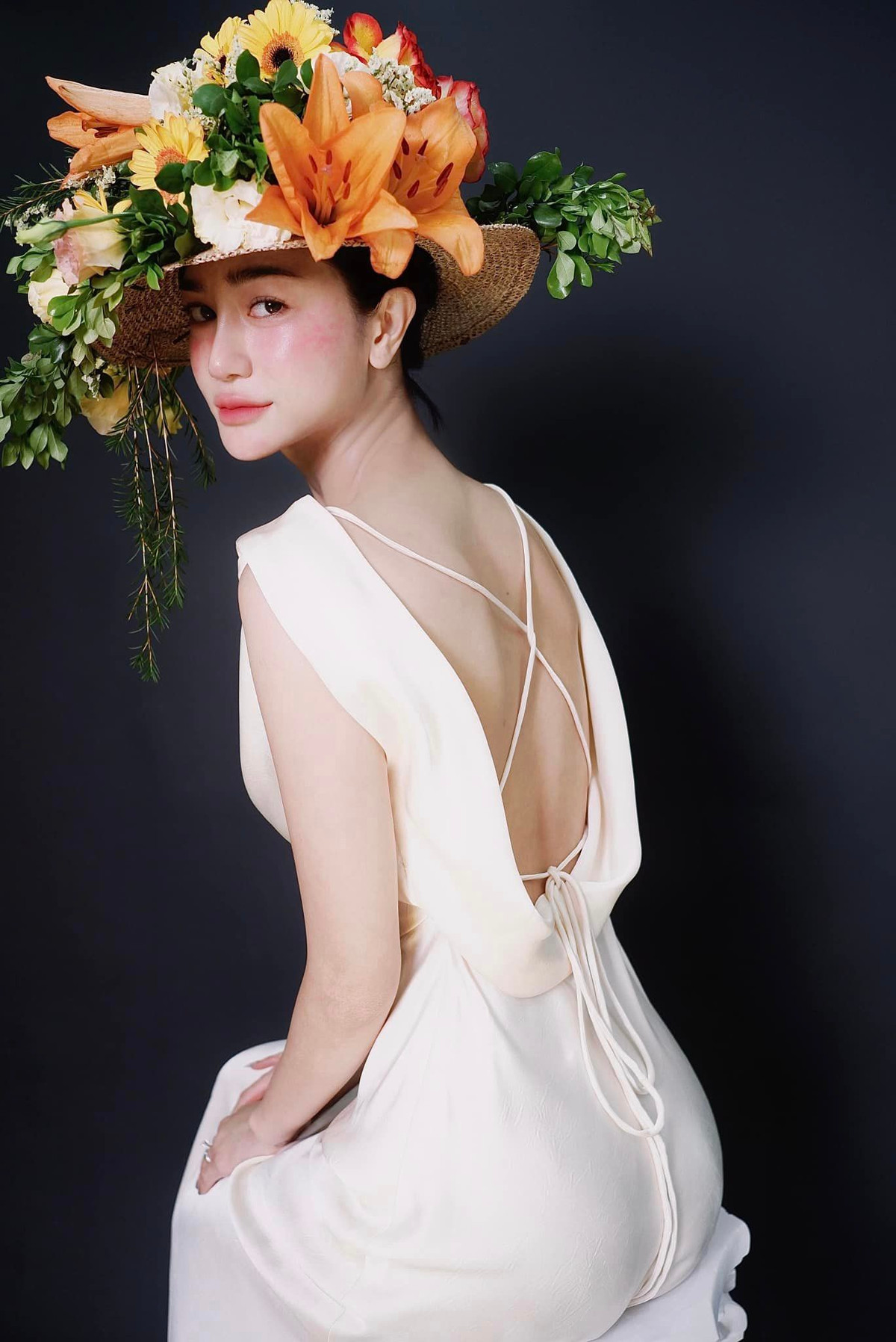 Cô nàng từng gây xôn xao khi vứt danh hiệu mà mình đạt được trong cuộc thi "Nữ hoàng sắc đẹp Việt Nam" (Beauty Queen Vietnam 2014) vào... thùng rác. Thời điểm đó, người đẹp 9X cho biết cô thấy chương trình tổ chức "cỡ ao làng", BTC không uy tín và thiếu chuyên nghiệp.