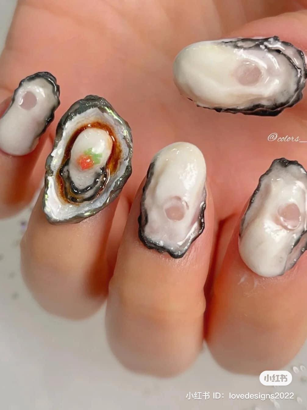 Được biết, tác giả này sử dụng phương pháp đắp bột kết hợp sơn tạo hình, bộ nail được tạo nên không chỉ có hình dạng đặc biệt mà còn rất tỉ mỉ trong từng chi tiết.