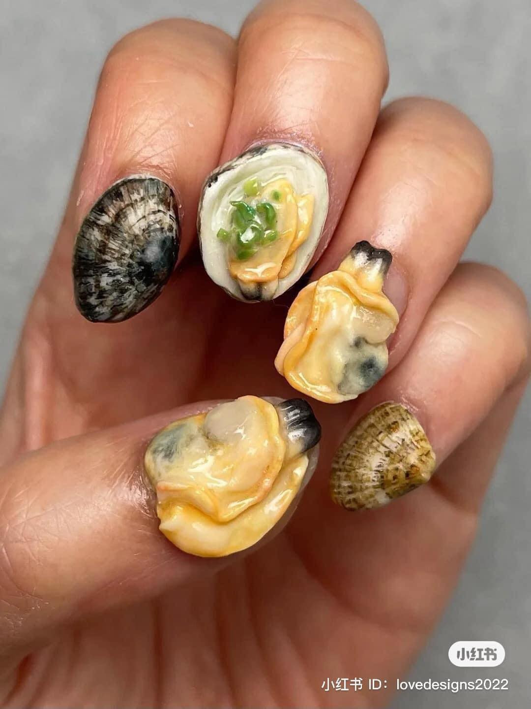 Những con hàu biển, con trai, con sò được tác giả đắp nổi giống y như thật.