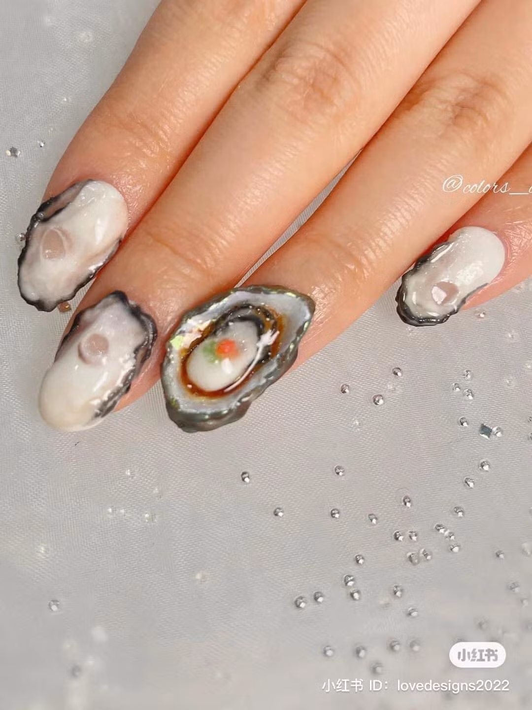 Một tài khoản nail artist mới đây đã đăng tải loạt ảnh bộ nail có 1 không 2, khi đính trên những chiếc móng tay không phải là đá, xà cừ, mà là những tạo hình hải sản và sushi đẹp mắt.