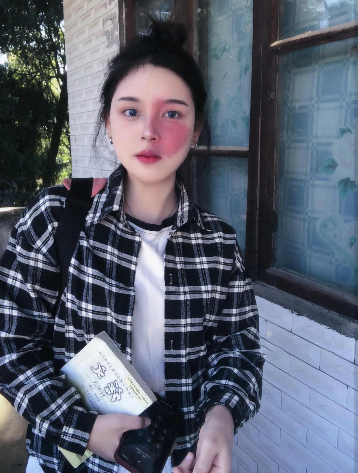 Tuy nhiên, vết bớt không hề ảnh hưởng đến nhan sắc của cô nàng. Với sống mũi cao thẳng, đôi mắt xanh biếc cùng đôi môi chúm chím, cô nàng dễ hạ gục người đối diện trong lần gặp đầu tiên.