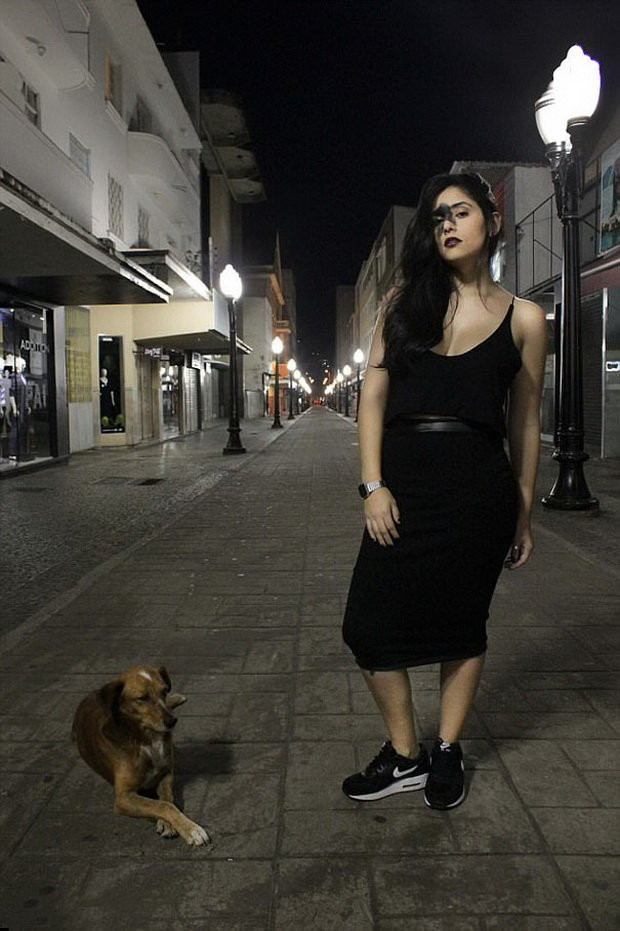 Cô nàng từng được cha mẹ cho điều trị bằng laser để loại bỏ cái bớt vì sợ cô bị bắt nạt nhưng không mấy hiệu quả. Mariana Mendes luôn tự tin và cho rằng cái bớt này khiến cô khác biệt