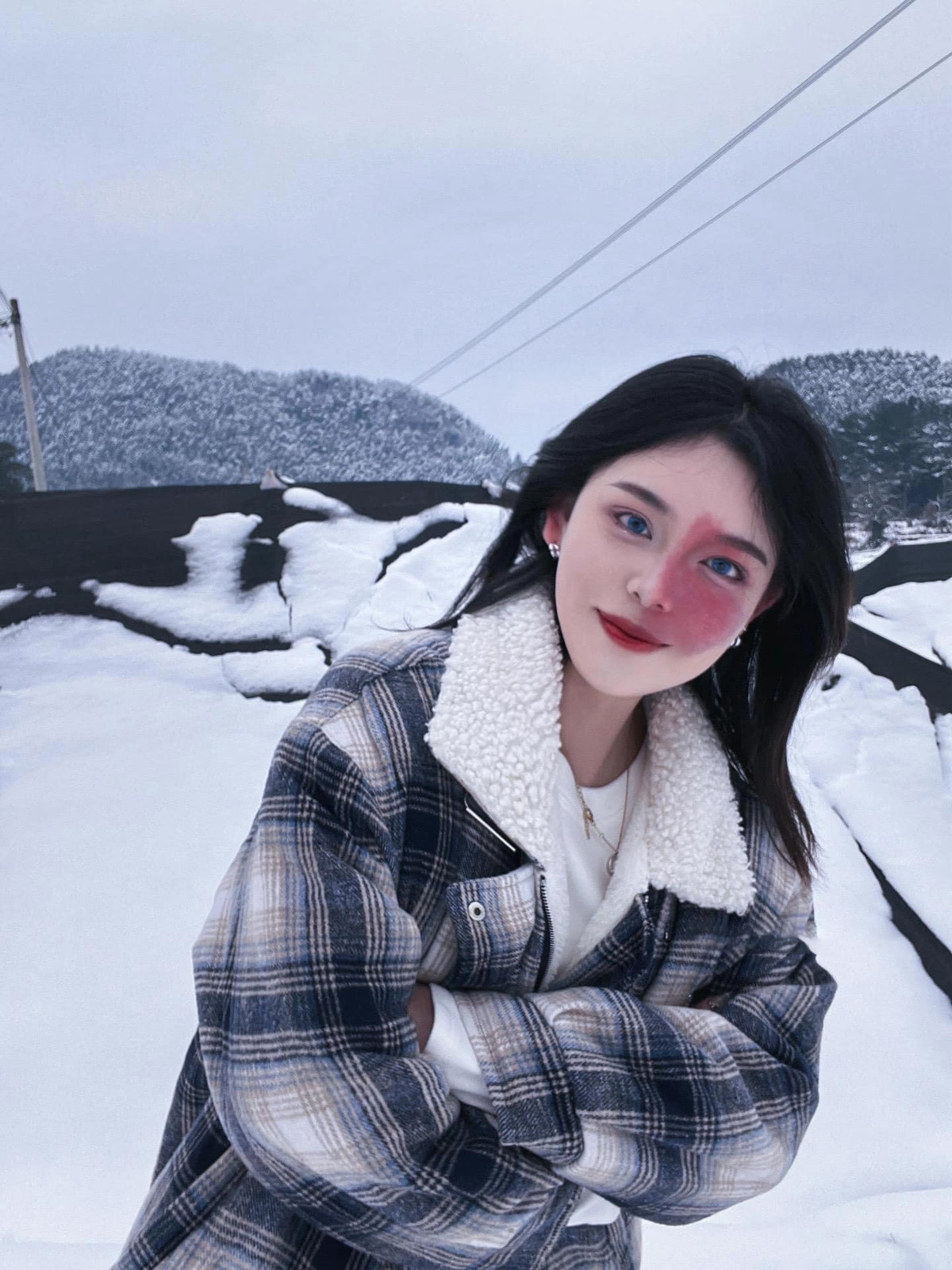 Nhan sắc của cô nàng như bông hoa nở rộ trên tuyết.