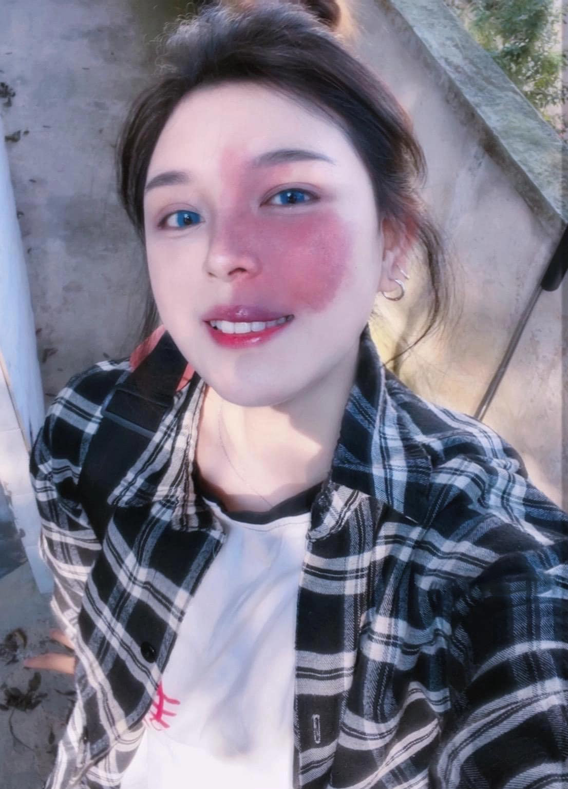 Cô nàng có gu ăn mặc năng động khi thường xuyên phối áo phông, quần jean, khoác ngoài áo sơ mi tweed.