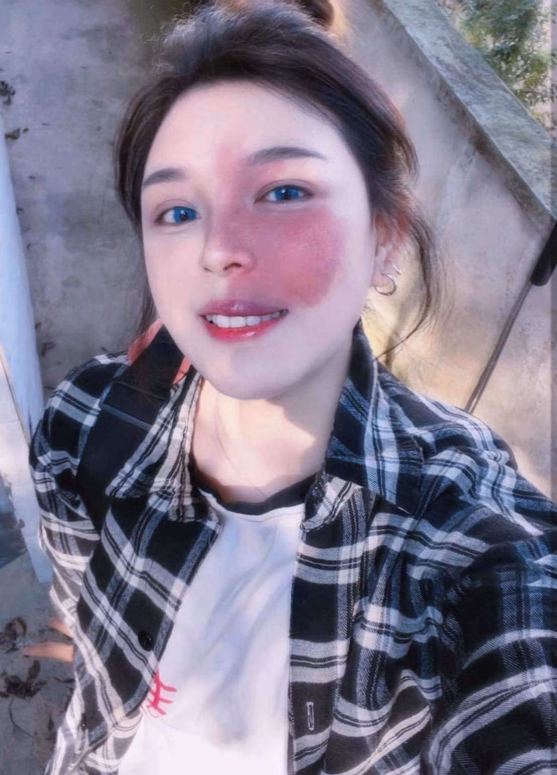 Cô nàng có gu ăn mặc năng động khi thường xuyên phối áo phông, quần jean, khoác ngoài áo sơ mi tweed.